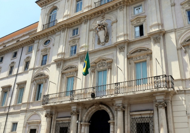 O consulado brasileiro na Itália ou no exterior emite o documento de nulla osta ao casamento. Ou seja uma autorização para casar na Itália ou na Europa