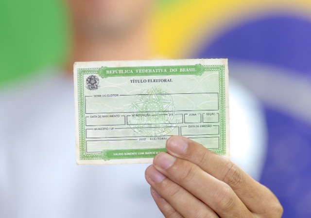Bella Lex assiste il brasiliano a regolarizzare il titolo elettorale brasiliano